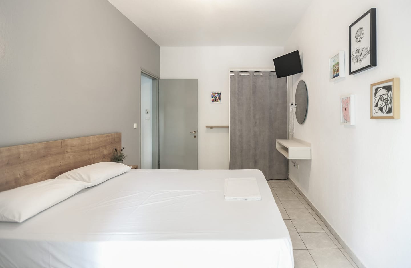 Apartment 7: bedroom with double bed