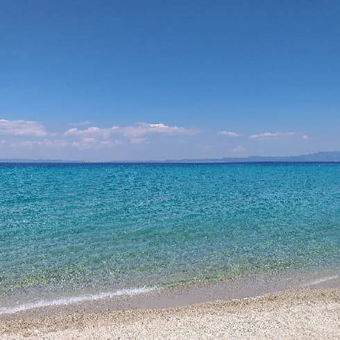 Turquoise sea and horizon