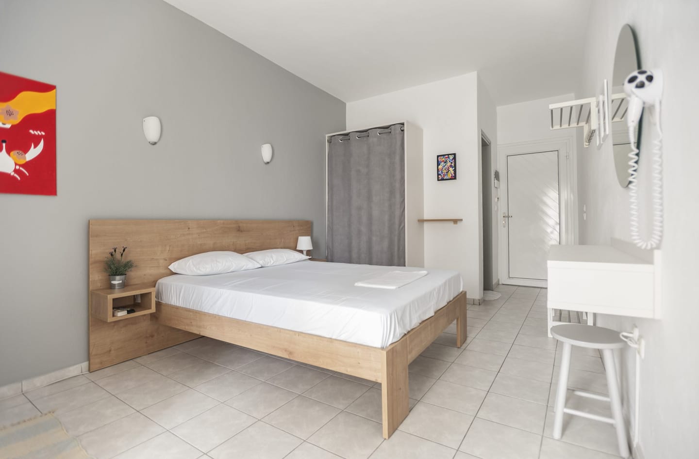 Studio 1: double bed, mirror and red artwork