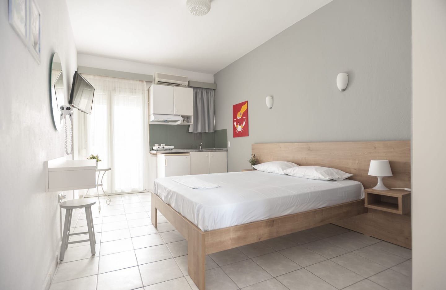 Studio 1: double bed and kitchenette