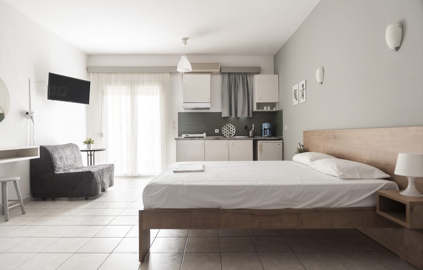 Large studio kitchenette and bed